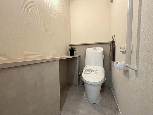 【【トイレ】】トイレは各階に設けています。快適に使える温水洗浄便座付き。操作やお手入れがしやすい壁リモコンを採用しました。