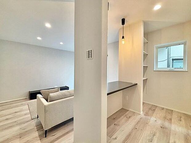 【【ホビーコーナー/No4】】LDKの一角にホビーコーナーを設けています。カウンターや収納棚を設置しているので、PCの作業場やお子様の宿題スペースなど、多目的に活用できます。