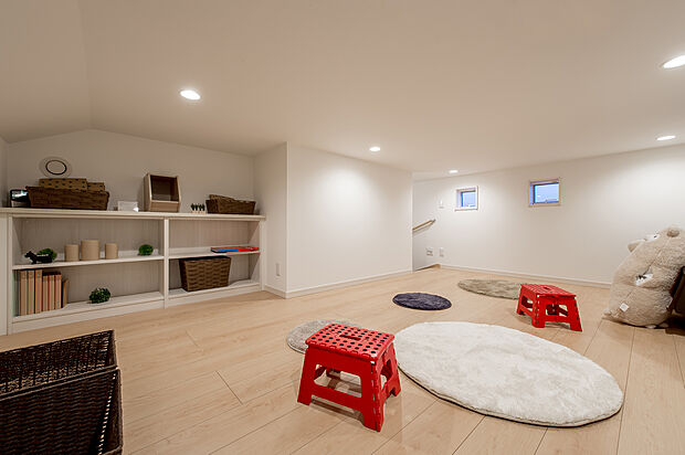 【固定階段付小屋裏】
普段使わない物は小屋裏収納にストック。居室はいつもスッキリきれいに保つことが可能です。固定階段付きで荷物の出し入れもラクラク。/弊社施工例