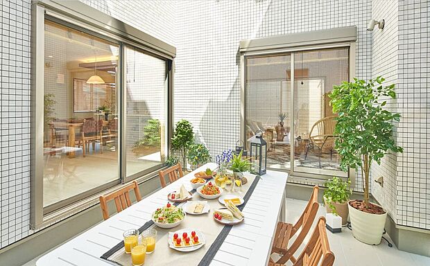 【パティオ】
常の庭とは違い、周りが建物の壁で囲われているため外部からの視線が少なく、プライバシーを守りながら屋外空間を楽しめます。/弊社施工例