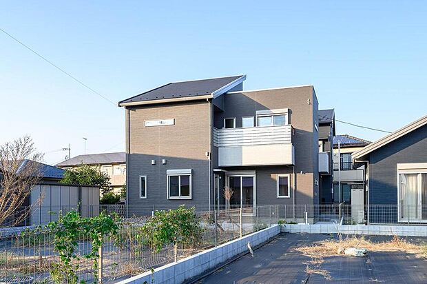 【スマート・ワンシティ久喜市本町5丁目】
JR宇都宮線、東武伊勢崎線「久喜」駅の2路線利用可能な立地!敷地面積49坪超。各棟に固定階段付の小屋裏収納が備わっています。/2025.9月撮影