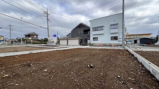 【現地土地写真/4号地】
周囲にスーパーやコンビニなどの買い物施設や教育施設、公園が点在しています。子育て世帯にもおすすめの住環境です。