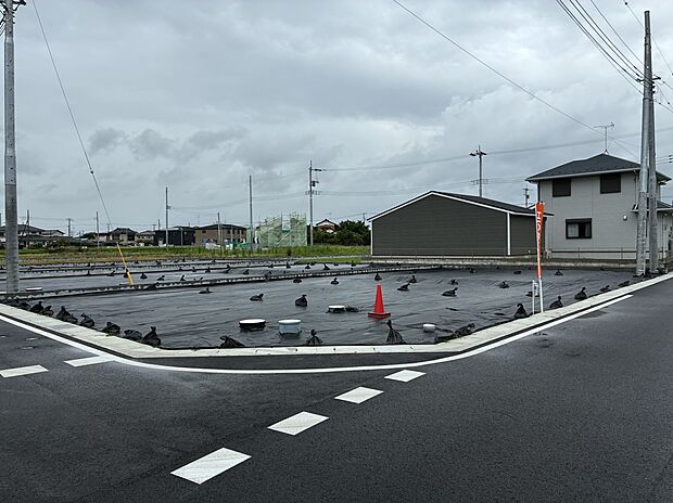 【現地土地写真/1号地】
ゆとりある敷地ですので、玄関の位置からプランニング可能です。日当たりの良い広々リビングや豊富な収納スペース、南庭など、ご家族理想のマイホームが実現できます。