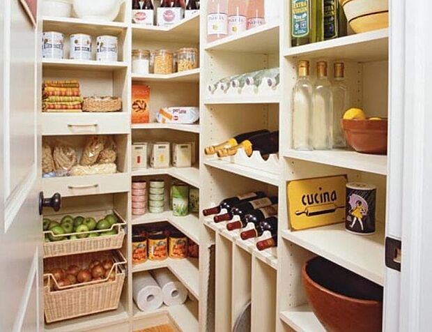 【パントリー】
食材のストックや使用頻度の少ない調理器具、防災備蓄品など、たっぷり収納いただけるパントリーを設けています。/弊社施工例