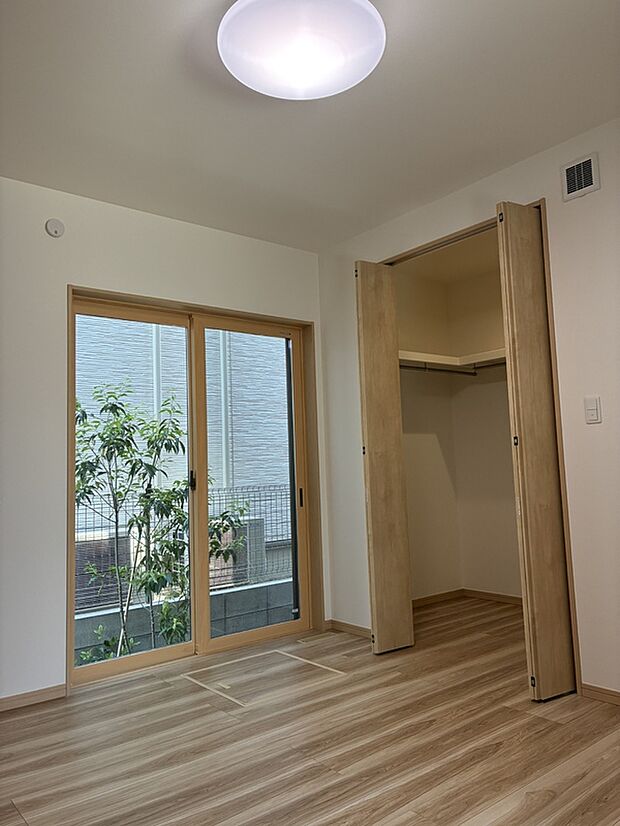 【【洋室/96号棟】】約7.2帖のお部屋は3面採光を確保。ご夫婦の寝室にピッタリです。約1.8帖のWICも備わっており、洋服やカバン、季節家電を数切り収納できます。※未入居住宅