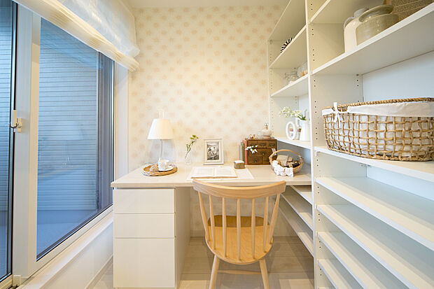 【【ママズルーム】】広く使い勝手の良い家事スペースに分かれたママズルーム。2階で取り込んだ衣服などをここでたたんで個々のお部屋にサッと収納する事が出来ます。/弊社施工例