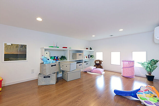 【【小屋裏収納】】コンセントや換気口も付いており、温度、湿度の変化が少なく収納したものを傷める心配なく、火災や防災の備蓄品のストックはもちろん、大事な思い出の品、衣類等の収納にも適しています。/弊社施工例