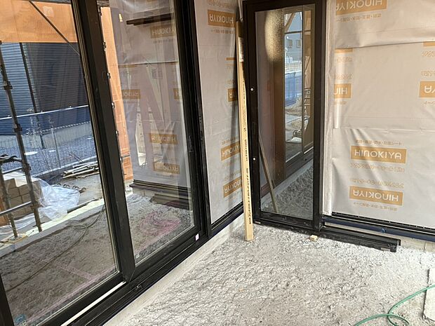 【【テラス】】LDKの南側に面したテラスは、室内と屋外を心地よくつなぐ開放的な空間です。土間収納ともつながる回遊性のある動線で、暮らしの利便性を高める設計です。/2026.1.30撮影