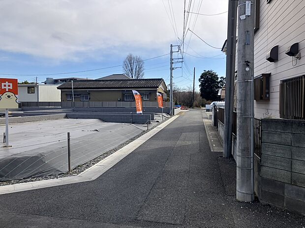 【【前面道路含む現地写真】】北側の公道から少し入った西側道路は生活道路ならではの穏やかな空気感が漂い、スピードを出す車が入り込みにくいため、小さなお子様のいるご家庭も安心です。