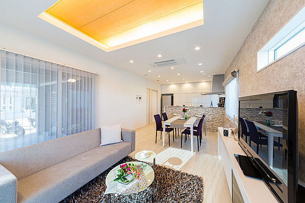 【【折上天井】 】リビング部分の天井を一段高くすることで、部屋に奥行きが生まれます。また開放感もあるので、LDKをより広く見せることが可能です。/弊社施工例