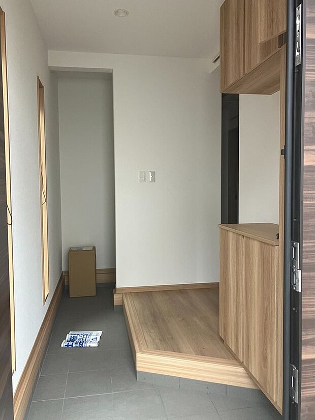 【【玄関/4号棟】】玄関には土間収納を設けています。ベビーカーやゴルフバックなど収納に困るものを置きやすいので、玄関がすっきり保てます。