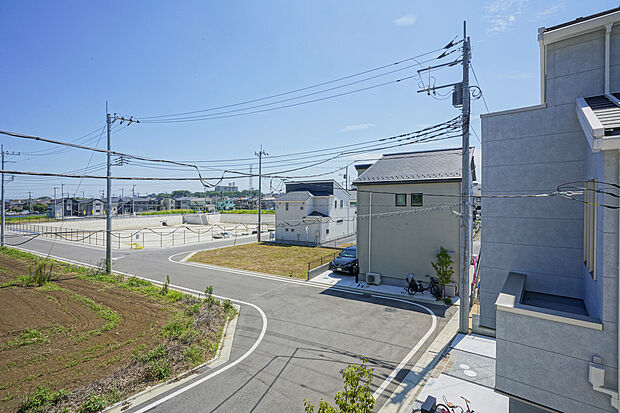 【【住戸からの眺望/1号棟】】天気の良い日には、広い青空を見渡す開放感を楽しむことができます。