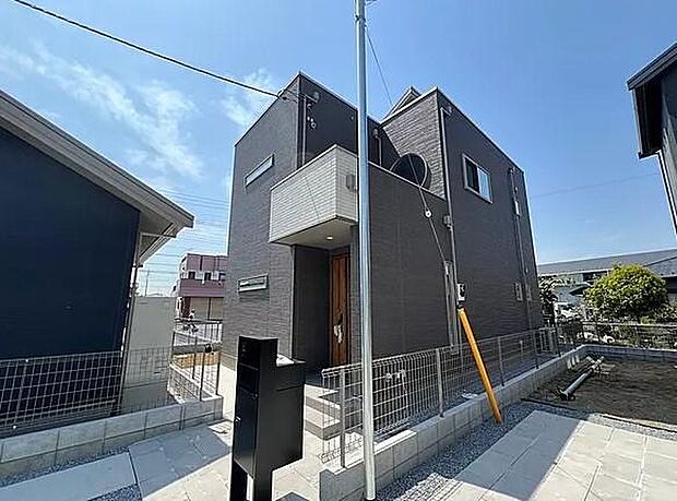 【【外観/3号棟】】室内随所に収納を備えた3LDKの住まいです。固定階段付小屋裏収納は採光を確保しているので、収納以外にもお子様の遊び場や趣味の部屋など多目的にお使いいただけます。