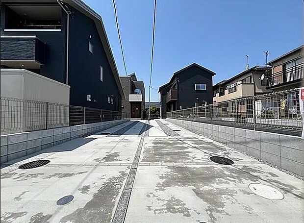 【【前面道路】】道路の幅員南東側約6mとお車の出し入れがスムーズです。駐車スペースは2~3台分(車種による)確保しております。