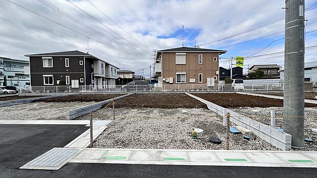 【【現地土地写真/3号地】】南東側の前面道路の幅員は約3.30m~約5.52m。実際の広さや採光状況など、ぜひお気軽に現地にてご確認ください。