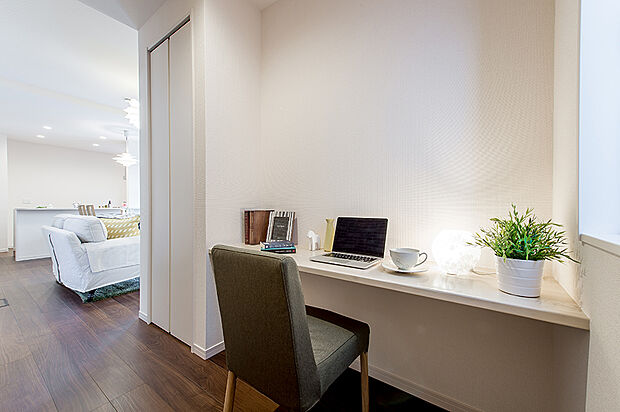 【【スタディコーナー】】多目的に使えるカウンター付きのファミリースペース。パソコン作業はもちろん、お子さまの勉強や読書スペースとしてもご利用いただけます。/弊社施工例