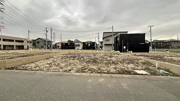 【【現地土地写真】】敷地面積40坪超の全5区画。ゆったりとした広さがあり、広々としたリビングや豊富な収納・スムーズな生活・家事動線など、理想の住まいが叶います。