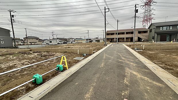 【【前面道路含む現地写真】】前面道路は東側幅員約6.0ｍ、南側幅員約6.0ｍ、北側幅員約4.5ｍの公道です。ゆったりとした幅があり、敷地に陽光が差し込みやすい環境。陽当りの良いプランをご検討いただけます。