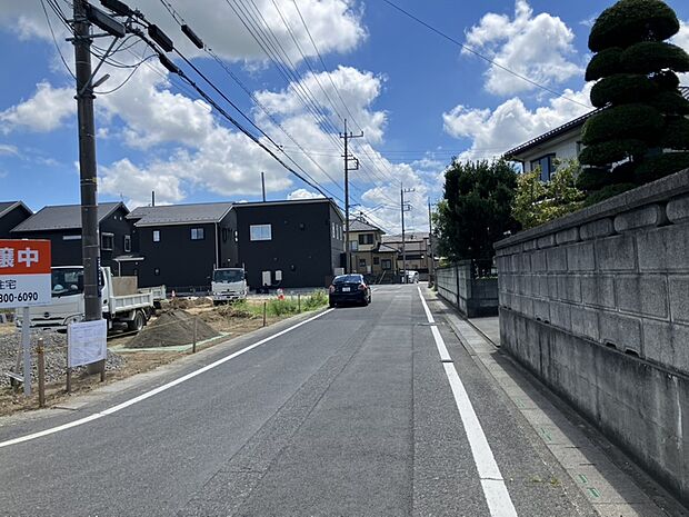 【前面道路含む現地写真】スーパー・ドラッグストアまで徒歩3分と近く、毎日のお買い物に便利な立地です。食料品から日用品まで身近で揃えやすく、暮らしやすさをサポートします。2026/8/6撮影