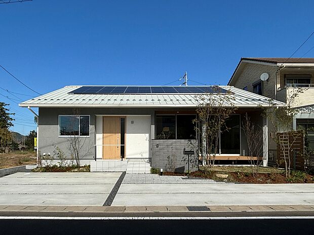 日当たりの良い「平屋住宅」
駐車スペース3台分。ウッドデッキとお庭も素敵です。