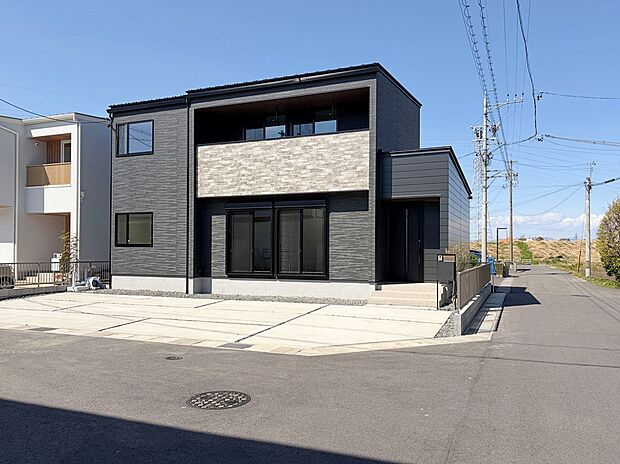 【Ｃ棟　外観】前面道路は分譲地の方のみが使用する道路の為交通量が少なく安全です。
