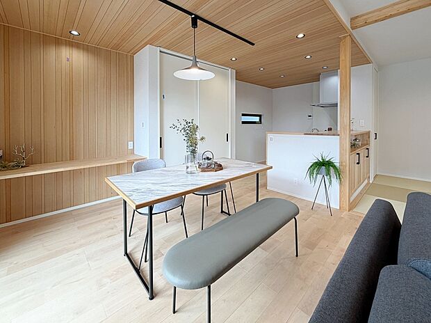 【Ｆ棟　ＬＤＫ】ダイニングスペースには大きな収納棚が造り付け家具として付いています。収納たっぷりで書類などの置き場にもピッタリです