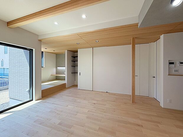 【ＬＤＫ】木のぬくもりを感じるインテリア、無垢床やデザイン梁、羽目板貼りを採用しています