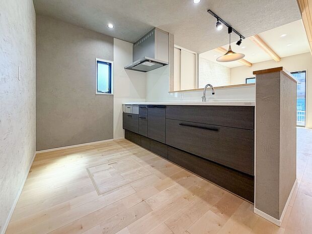 【キッチン】美しく使えるトクラス製キッチン、 タッチレス水栓、IHコンロや食器洗い乾燥機を備えた設備充実のキッチンです
