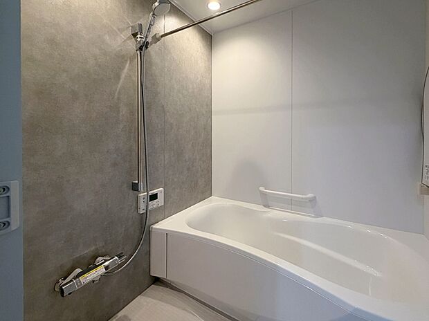 【施工例　浴室】ユニットバスはあえて窓・カウンター・固定棚をなくし、今の暮らしに合った“シンプルバス”に。
凸凹が少なく掃除がしやすく、カビも生えにくい仕様です。
磁石で好きな位置に棚やイスを付けられるトクラスの鋼板パネルで、浮かす収納も自由自在。
