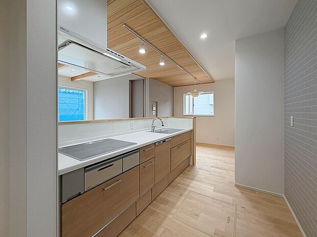 【施工例　キッチン】シンクと一体成型の人造大理石の天板、いつまでも美しく使える工夫がいっぱいのトクラス製キッチン。ＩＨコンロ、食器洗い乾燥機、タッチレス水栓など機器も充実