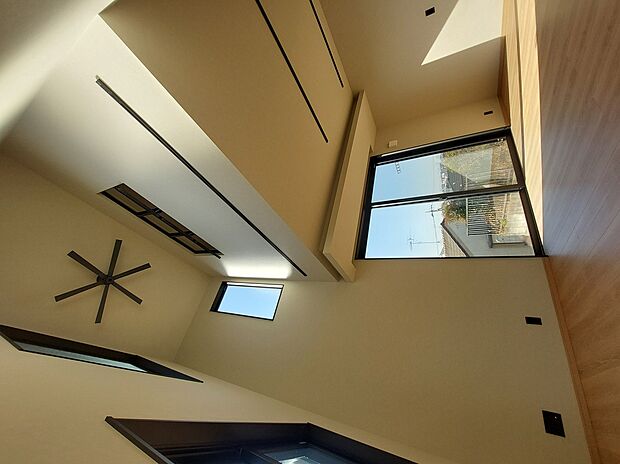 【LDK　吹き抜け】16帖のリビングには大開口の吹き抜けを設け、帖数以上に広い印象を与えます。
シーリングファンを設置しエアコン効率にも配慮しました
