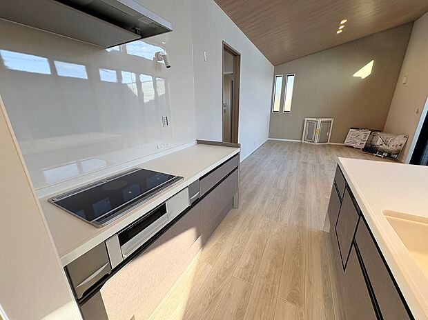 【キッチン~LDK】空間全体を見渡せる対面キッチン。木目天井がやわらかなアクセントとなり、家族の時間を包み込みます。