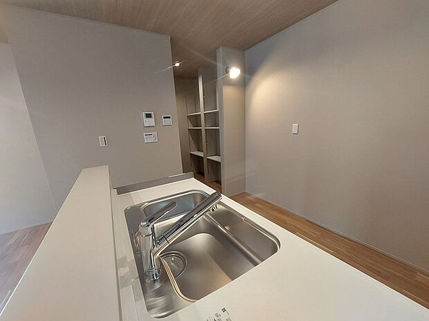 【キッチン パントリー】キッチンには1.5帖のウォークインタイプのパントリー。
沢山のストックができる上、キッチンは生活感のない空間を作れます。