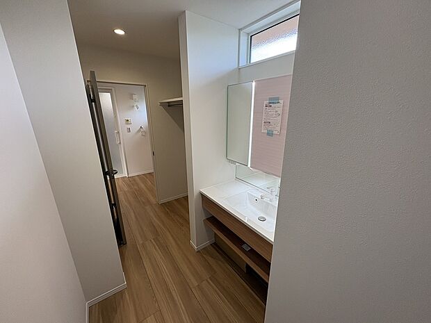 【洗面～脱衣室までの動線】キッチンからも回れる回遊動線で家事効率アップ！