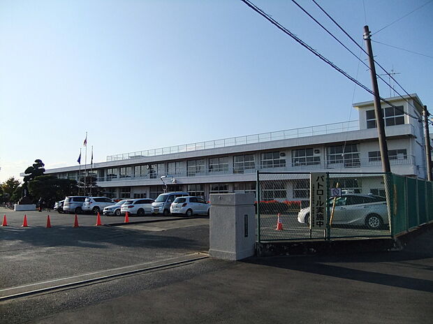 荒川沖小学校(約1,000m)