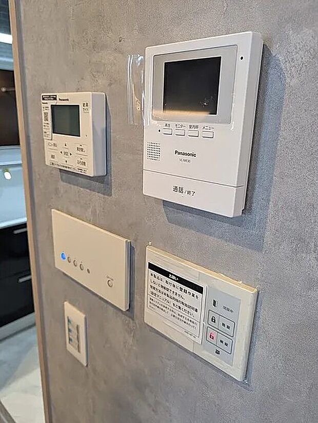 【インターホン・玄関自動開閉】来客や家族が来た際わざわざ玄関まで行って鍵を開ける必要はありません。スイッチ一つで玄関ドアの鍵が開きます。