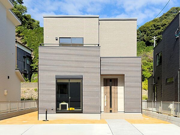 ツートンカラーの落ち着いた雰囲気の外観が魅力♪シックなグレーの外壁に、温かみのあるブラウンがバランスよく調和しています。