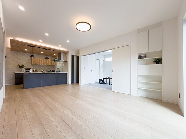 対面キッチンからリビング全体を見渡せ、隣接和室まで一体の広がり。収納棚付きで家族の物もすっきり片付き、団らん時間がもっと快適に♪