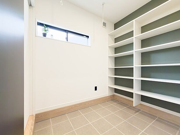 一押しポイントの土間仕様のランドリールーム♪棚収納+物干し付きでラクラク♪汚れも気にせず使えて、家事効率がぐんとUPします。