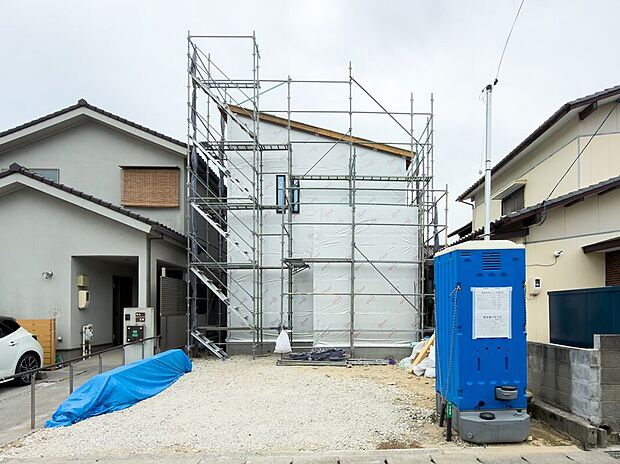 外観の施工中の様子です。外壁には防水シートが張られ、少しずつ家の形が見えてきました。屋根部分の木材も組み上がり、建物の全体像がより分かるようになってきています。完成に向けて、着々と工事が進んでいます。