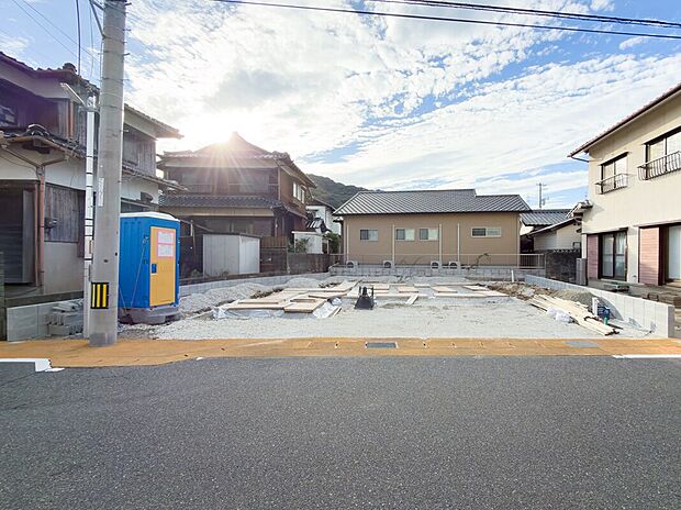 いよいよ工事がスタートしました！現在は着工したばかりの段階。これから基礎工事へと進み、少しずつ住まいの形ができていきます。