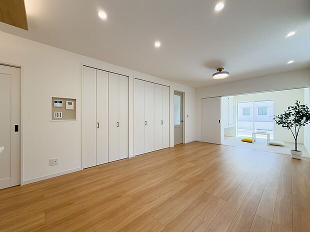 【リビング】リビングには用途に合わせて使い分けられる収納を3カ所設置♪日用品や雑貨、おもちゃなどをすっきりしまえて、生活感を感じさせない快適な空間に。片付けがしやすく、家族皆が自然と整えられるリビング♪