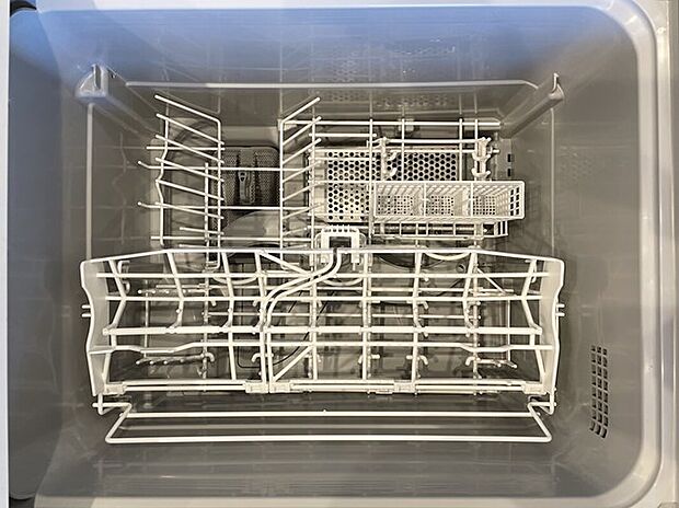 【食器洗浄機】ビルトインタイプで見た目もスッキリしています。高温洗浄で手洗いでは残ってしまう油汚れも除去します。殺菌効果も高く、実は水道光熱費も手洗いより節約できます