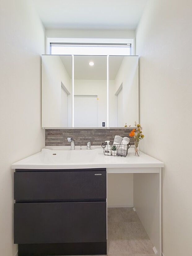 【洗面所】自然光が入る採光窓付きで明るく清潔感のある空間♪三面鏡の収納力が高く、身支度も快適♪水温調整も簡単でお湯の無駄遣いも防ぐシングルレバー水栓♪