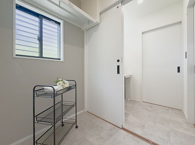 【脱衣所】洗面所と脱衣所が独立しているため、家族が同時に使いやすく混雑を避けられます♪さらに奥にはランドリールームが直結しており、洗濯から乾燥、収納までの家事動線がスムーズで使い勝手の良いパウダールームです♪