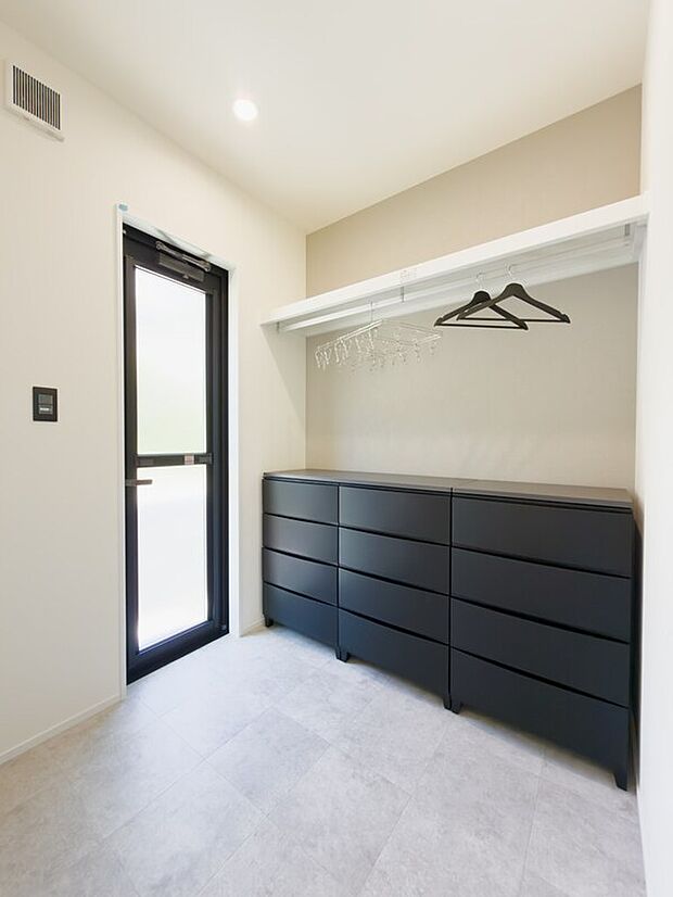 【ランドリールーム】勝手口がついているため、天気の良い日はすぐに洗濯物を外に干せます♪ハンガーパイプは室内干しに便利で、急な雨の日や夜間の洗濯にも対応可能♪収納ボックスが備え付けられているため、整理整頓もできます♪