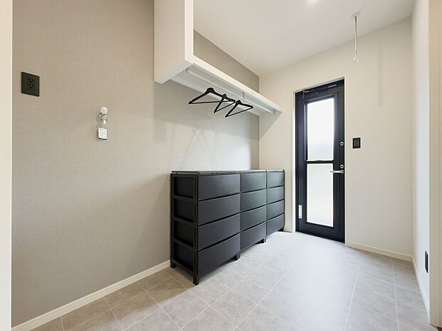 【ランドリールーム】リビングと洗面所から出入りできる2way動線のランドリールームは、洗濯から干す、取り込み、畳むまで一室で完結♪ 3帖の広さに収納ボックスも完備し、家事のストレスを減らして家族の時間をゆったり楽しめます