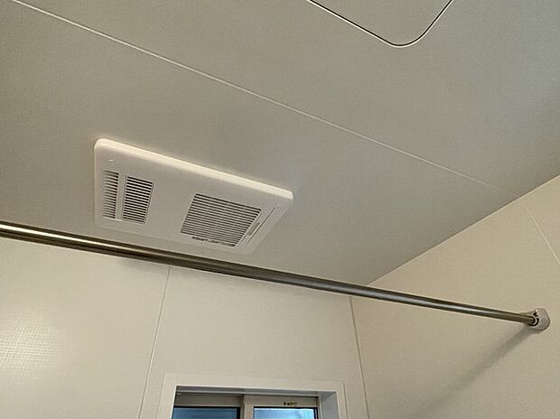 【浴室換気乾燥暖房器】浴室には、物干しバー×浴室暖房換気乾燥機を設置。梅雨の時期や雨が降りそうな時、浴室で乾燥しておけば急なお出かけ時も安心ですね。冬場の寒い時期には暖房機能で浴室を温めておくこともできます