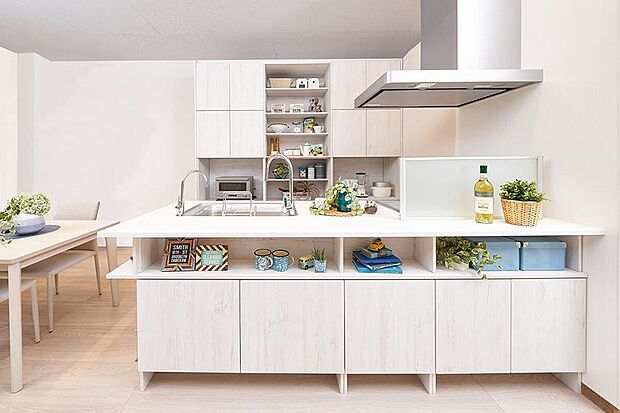 【【ビヴァリオI　ペニンシュラ型】】最もニーズの高い対面式。料理や片づけをしながら家族との会話も弾みます。リビング側の飾り棚にはお気に入りのアイテムを飾り、お洒落に空間を彩ります。/弊社施工例