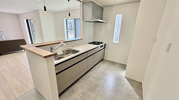 6号棟/キッチン 奥様に人気のカウンターキッチンを採用。ママパパも家族の団らんの中で日々のお料理を楽しむことができます。